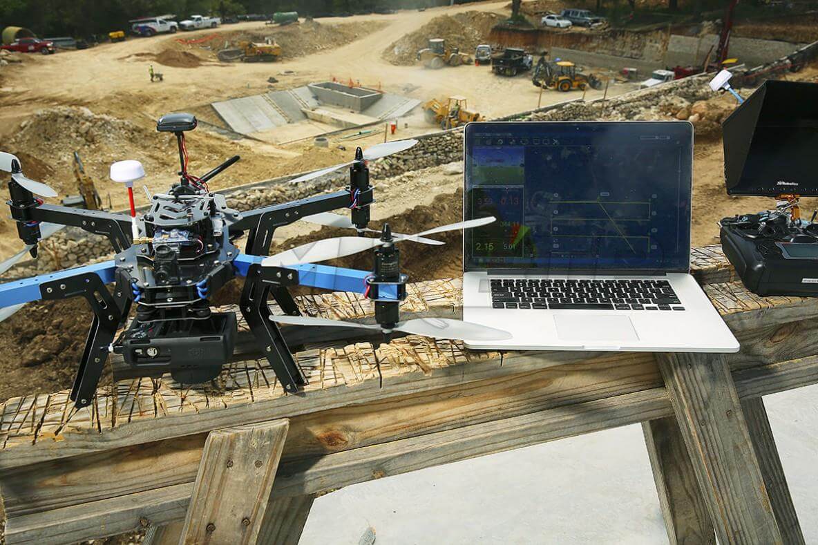 drone sur un chantier btp