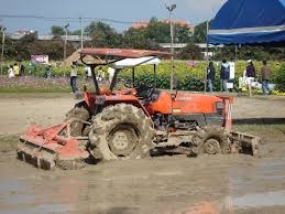 tracteur dans la boue